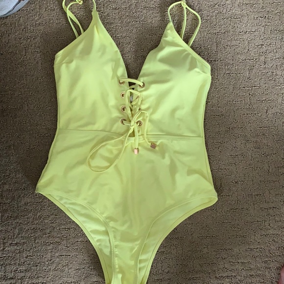 One piece swim suit - Picture 1 of 4